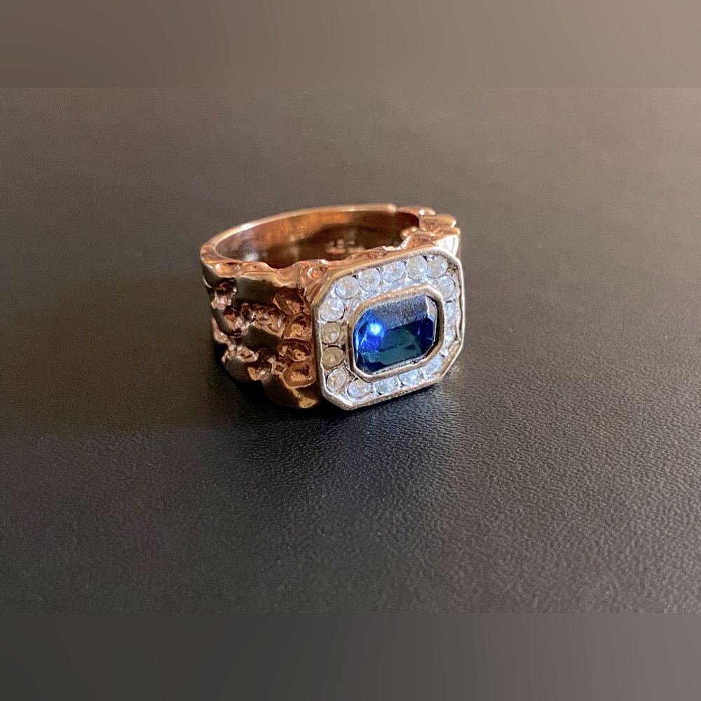Men’s blue sapphire gold ring